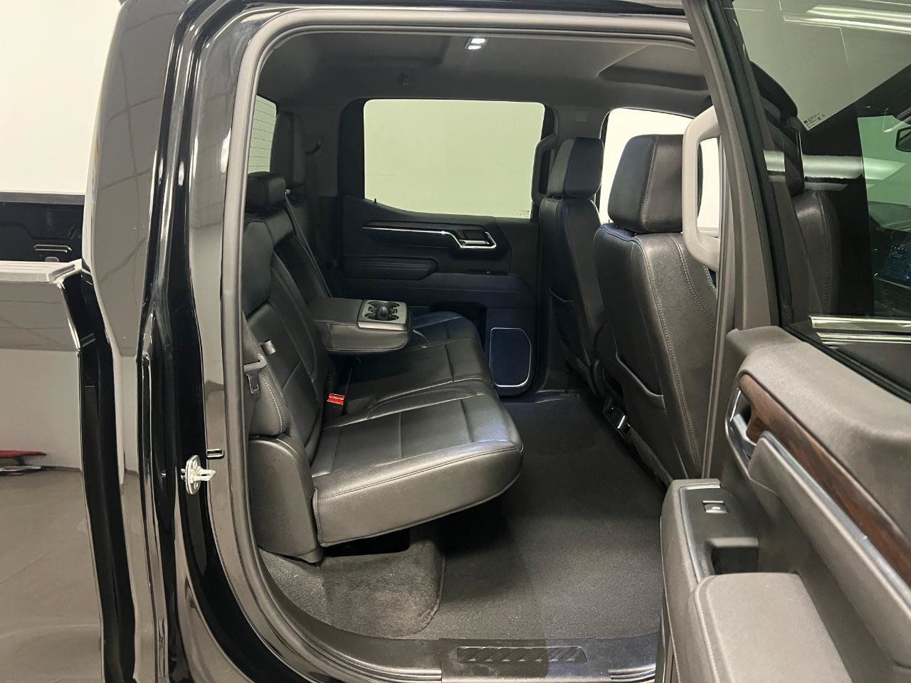 Used 2025 GMC Sierra 1500 SLT AWD/4WD image 35