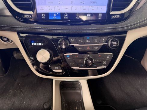 Used 2023 Chrysler Pacifica Touring-L AWD/4WD image 22