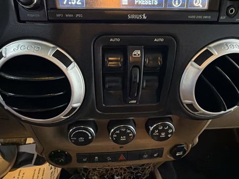 Used 2015 Jeep Wrangler Unlimited Sahara w/ Connectivity Group AWD/4WD image 19