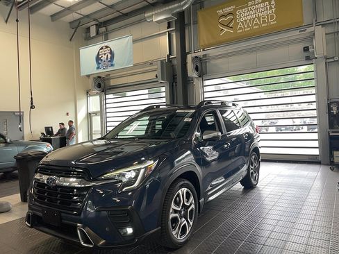 Used 2023 Subaru Ascent Touring AWD/4WD image 3
