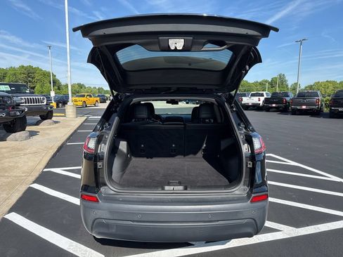 Used 2019 Jeep Cherokee Latitude Plus AWD/4WD image 8