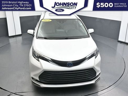 Used 2024 Toyota Sienna XLE FWD image 20