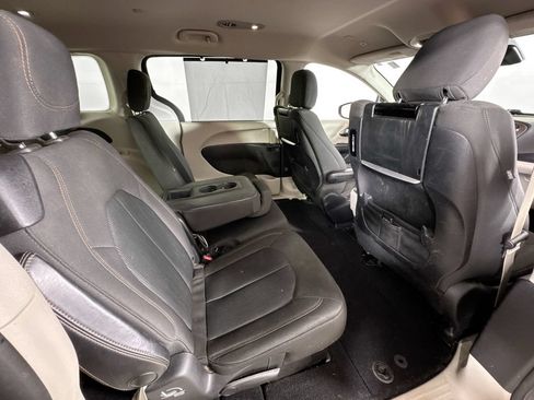 Used 2019 Chrysler Pacifica Touring Plus w/ Advanced Safetytec Group FWD image 29