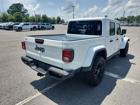 Used 2025 Jeep Gladiator Sport AWD/4WD image 3