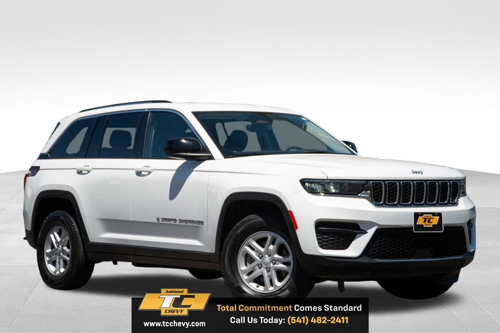 Used 2023 Jeep Grand Cherokee Laredo AWD/4WD image 3