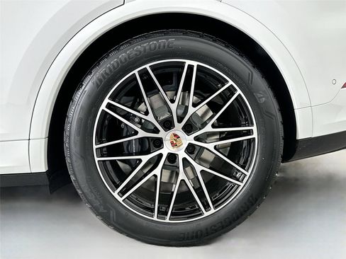 Certified 2026 Porsche Cayenne Coupe AWD/4WD image 12