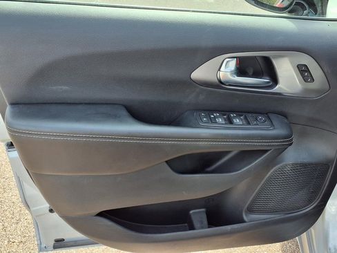 Used 2026 Chrysler Pacifica Select FWD image 17