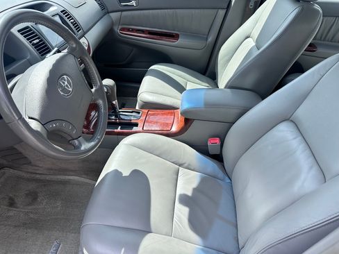 Used 2005 Toyota Camry XLE w/ VSC & Side Airbag Pkg FWD image 5