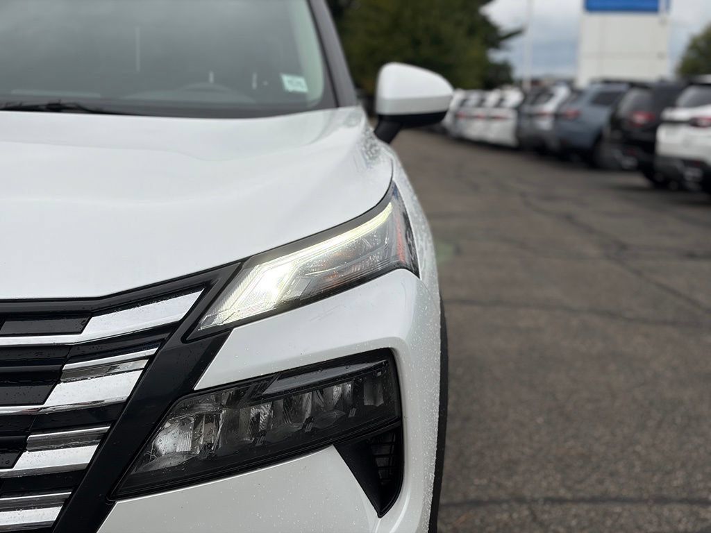Used 2025 Nissan Rogue SV AWD/4WD image 4
