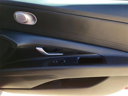 Certified 2025 Hyundai Elantra SE image 6