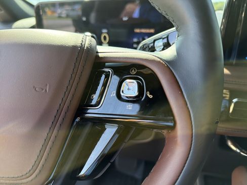 Used 2025 Lincoln Aviator Reserve w/ Luxury Package RWD image 13