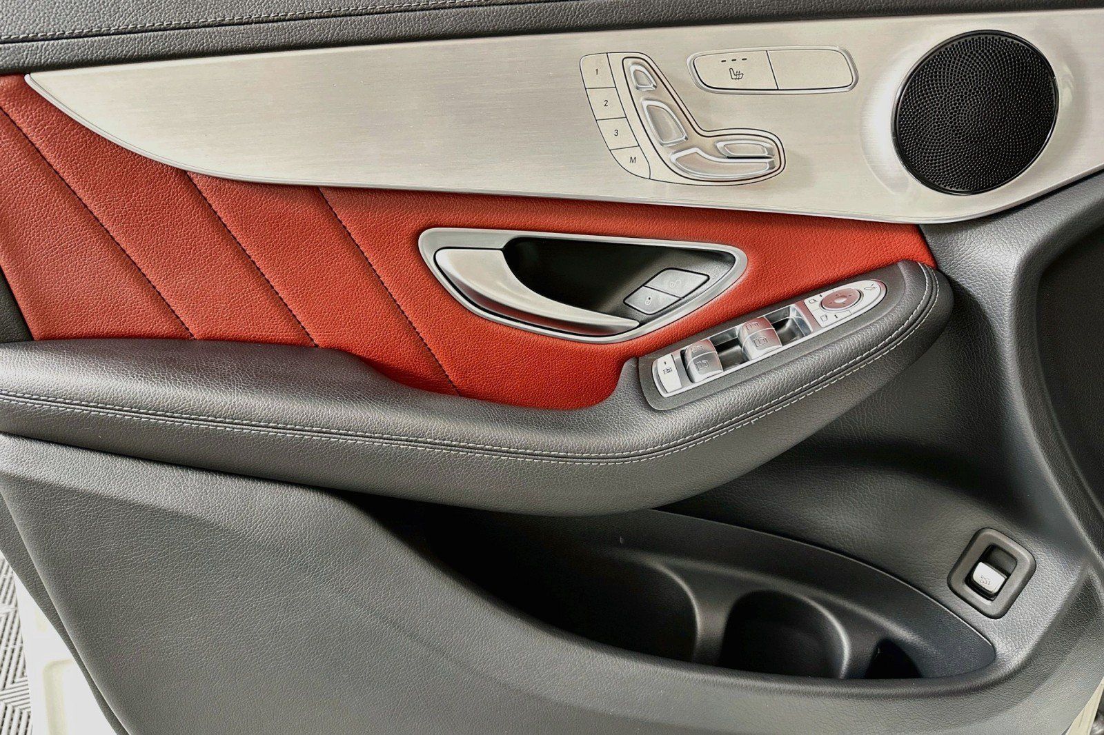 Used 2022 Mercedes-Benz GLC 43 AMG 4MATIC w/ Driver Assistance Package image 21