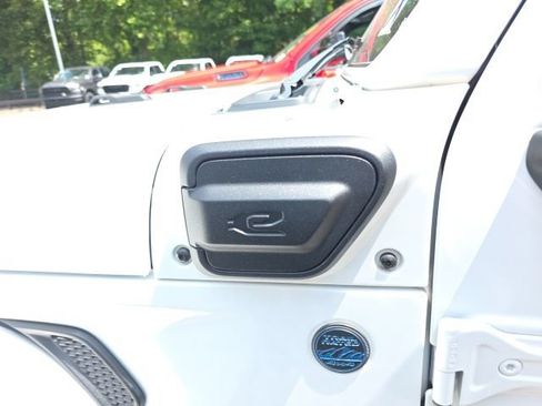 Used 2024 Jeep Wrangler Unlimited w/ Convenience Group AWD/4WD image 19