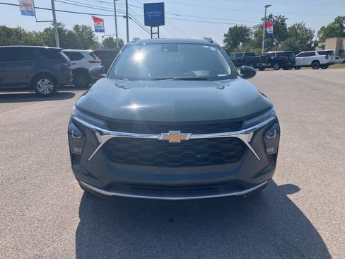 Used 2025 Chevrolet Trax LT FWD image 2