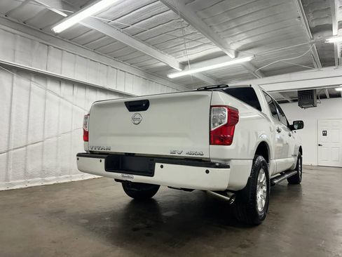 Used 2018 Nissan Titan SV w/ SV Convenience Package image 5