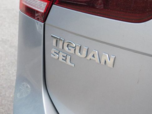 Used 2021 Volkswagen Tiguan SEL FWD image 6