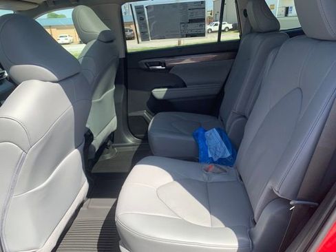 New 2026 Toyota Highlander Platinum AWD/4WD image 24
