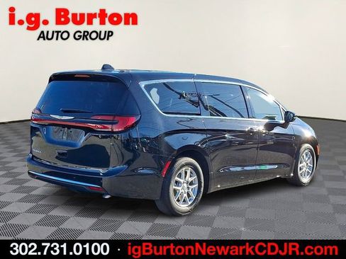 New 2026 Chrysler Pacifica Select image 4