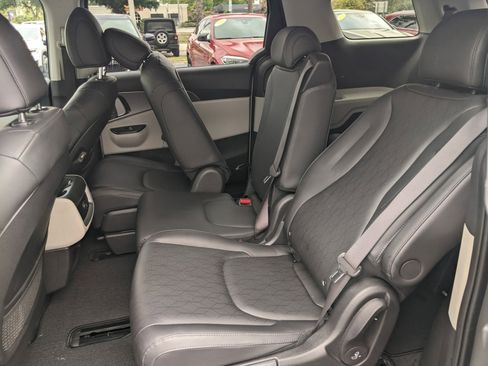 Certified 2023 Kia Carnival LX image 11