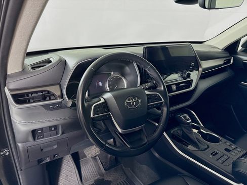 Used 2023 Toyota Highlander XLE image 9