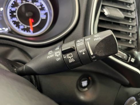 Used 2019 Jeep Cherokee Limited image 24