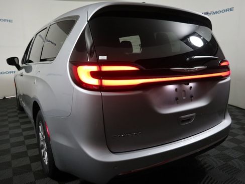 New 2026 Chrysler Pacifica Select image 9