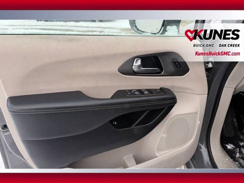 Used 2022 Chrysler Pacifica Touring-L w/ Uconnect Theater Family Group image 12