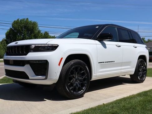 New 2026 Jeep Grand Cherokee Summit w/ Obsidian Package AWD/4WD image 9