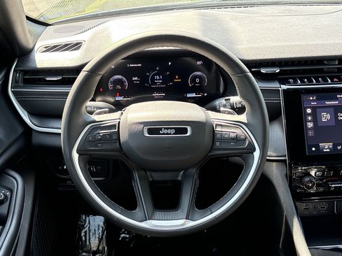 Used 2023 Jeep Grand Cherokee Altitude RWD image 21