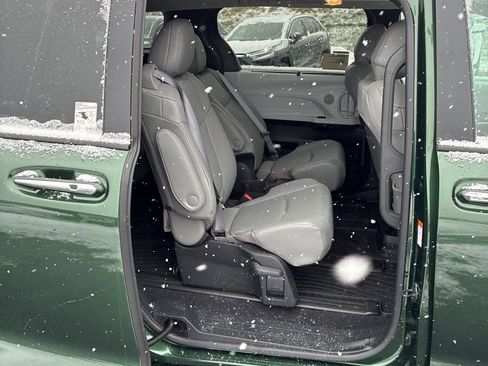 Used 2025 Toyota Sienna XLE image 8