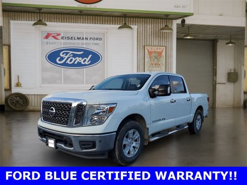 Used 2018 Nissan Titan SV w/ SV Convenience Package image 2