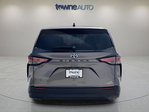 Used 2021 Toyota Sienna LE image 4