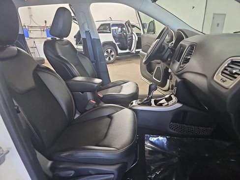 Used 2019 Jeep Compass Latitude w/ Cold Weather Group AWD/4WD image 10