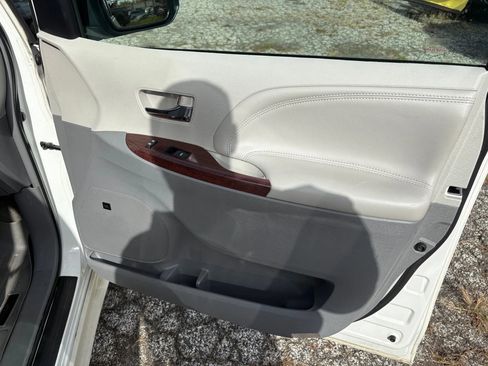 Used 2013 Toyota Sienna Limited image 18