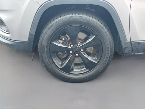 Used 2019 Jeep Cherokee Latitude Plus AWD/4WD image 29