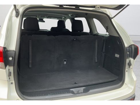 Used 2019 Toyota Highlander LE FWD image 19