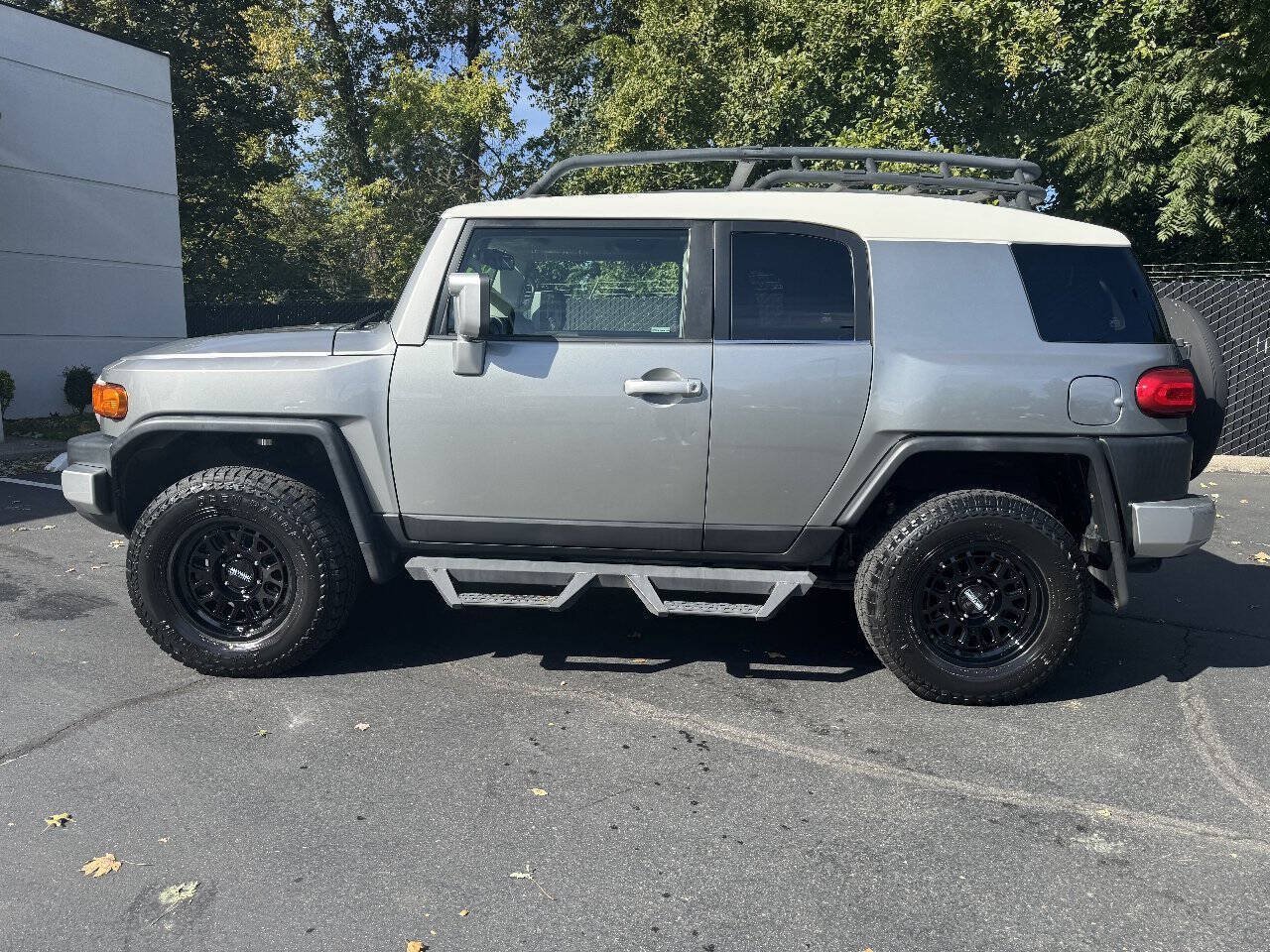 Used 2011 Toyota FJ Cruiser 4WD w/ Upgrade Pkg image 2