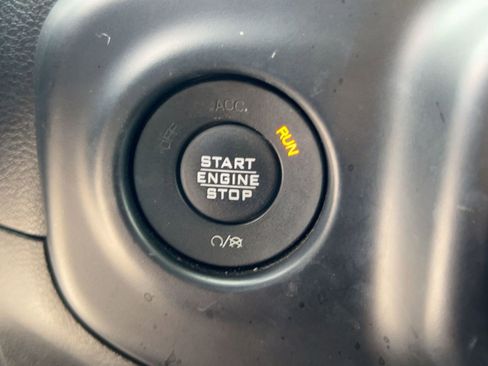 Used 2019 Jeep Wrangler Unlimited Sahara image 27