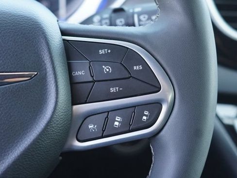 Used 2025 Chrysler Pacifica Select FWD image 21