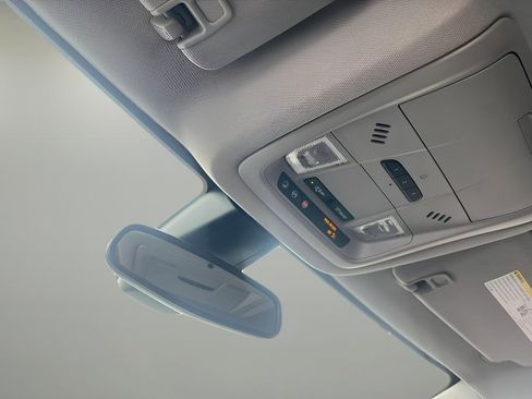 Used 2023 GMC Acadia SLT image 17