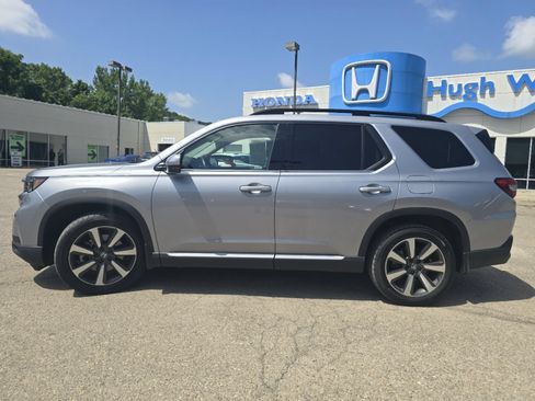 Used 2024 Honda Pilot Touring image 16