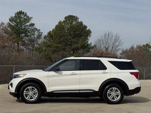 Used 2023 Ford Explorer XLT image 3