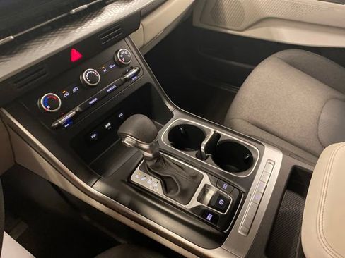 Used 2023 Kia Carnival LX FWD image 14