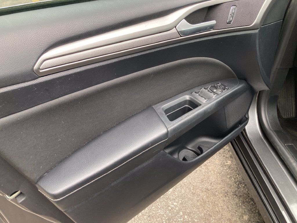 Used 2018 Ford Fusion SE FWD image 13