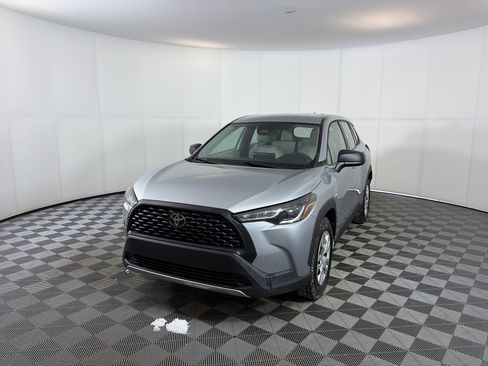 Used 2023 Toyota Corolla Cross L image 2