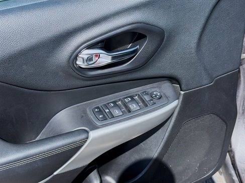 Used 2018 Jeep Cherokee Latitude Plus FWD image 21