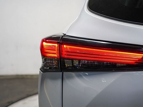 Used 2023 Toyota Highlander XLE FWD image 11