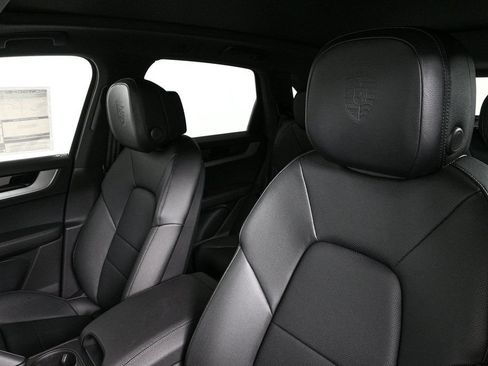 Certified 2026 Porsche Cayenne AWD/4WD image 5