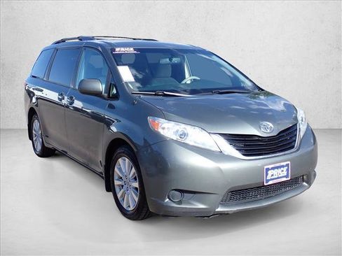 Used 2013 Toyota Sienna LE w/ Towing Pkg AWD/4WD image 5