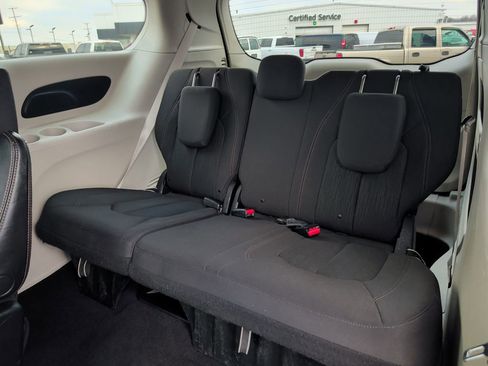Used 2019 Chrysler Pacifica LX image 18